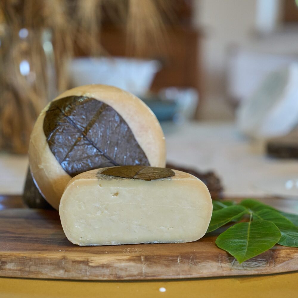 Pecorino Stagionato con foglie di noce - Mezza forma